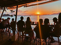 Outpost Beach Hostel - Adults Only