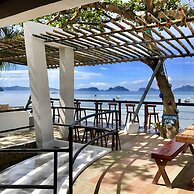 Outpost Beach Hostel - Adults Only