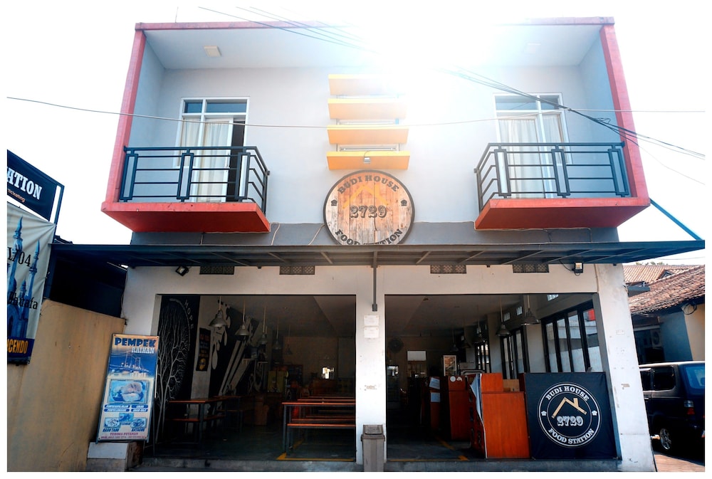 Budi House & Food Station