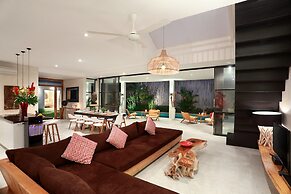 Seminyak White Design Villa
