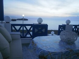 Blue and White Studios & Apartments