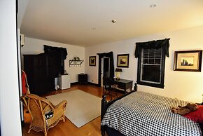 The Burleigh Falls Inn & Suites
