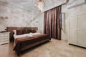 Bee Queen Hotel