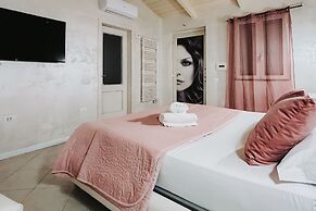 Bee Queen Hotel