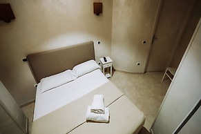 Bee Queen Hotel
