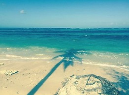 Las Palmeras Beachfront Hotel