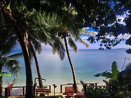 Las Palmeras Beachfront Hotel