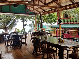 Las Palmeras Beachfront Hotel