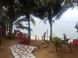 Las Palmeras Beachfront Hotel