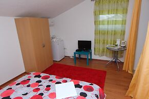 Rooms and apartments Sally