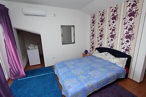 Rooms and apartments Sally