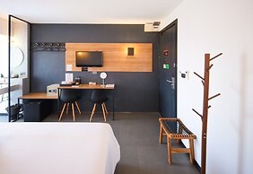 9.5 Hotel
