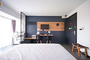 9.5 Hotel