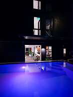 9.5 Hotel
