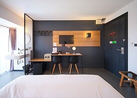 9.5 Hotel