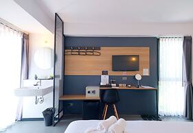 9.5 Hotel