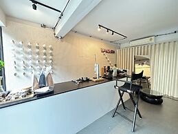 9.5 Hotel
