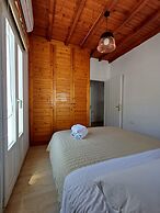 Manos Rooms