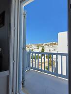 Manos Rooms