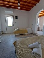 Manos Rooms
