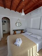 Manos Rooms