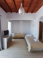 Manos Rooms