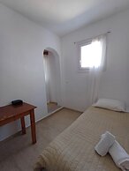 Manos Rooms
