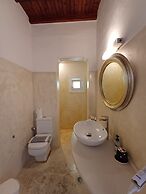 Manos Rooms