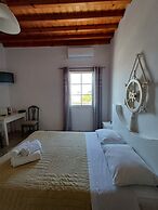 Manos Rooms