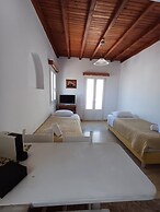 Manos Rooms