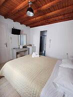 Manos Rooms