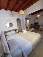 Manos Rooms