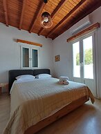 Manos Rooms