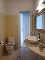 Manos Rooms