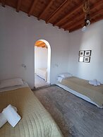 Manos Rooms
