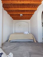 Manos Rooms