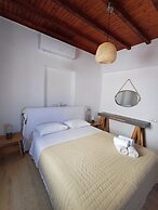 Manos Rooms