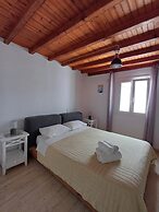Manos Rooms