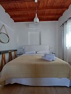 Manos Rooms