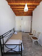 Manos Rooms