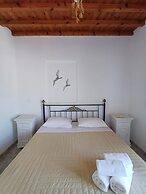Manos Rooms