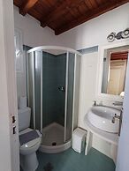 Manos Rooms