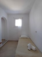Manos Rooms