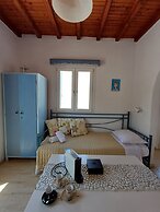 Manos Rooms