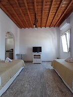 Manos Rooms
