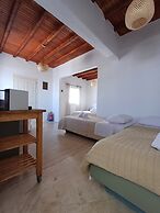 Manos Rooms