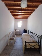 Manos Rooms