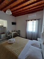 Manos Rooms