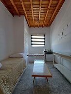 Manos Rooms
