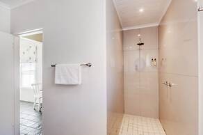 First Avenue Guesthouse